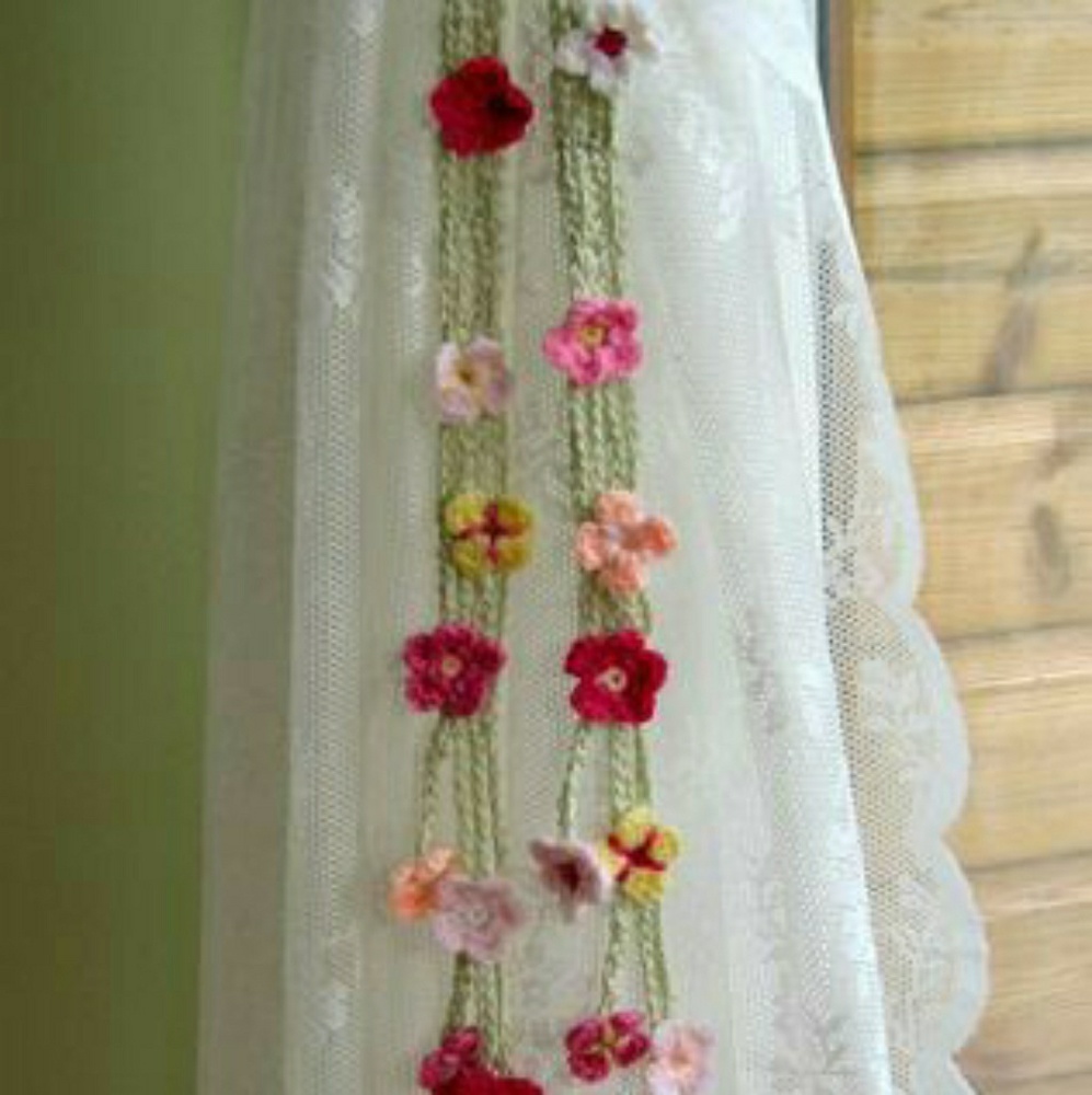 Crochet flowers curtain holders